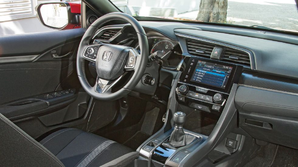 Το εσωτερικό του νέου Honda Civic ξεχωρίζει για την σύγχρονη και όμορφη εικόνα του αλλά και την ποιότητα κατασκευής του που βρίσκεται σε πολύ καλά επίπεδα.