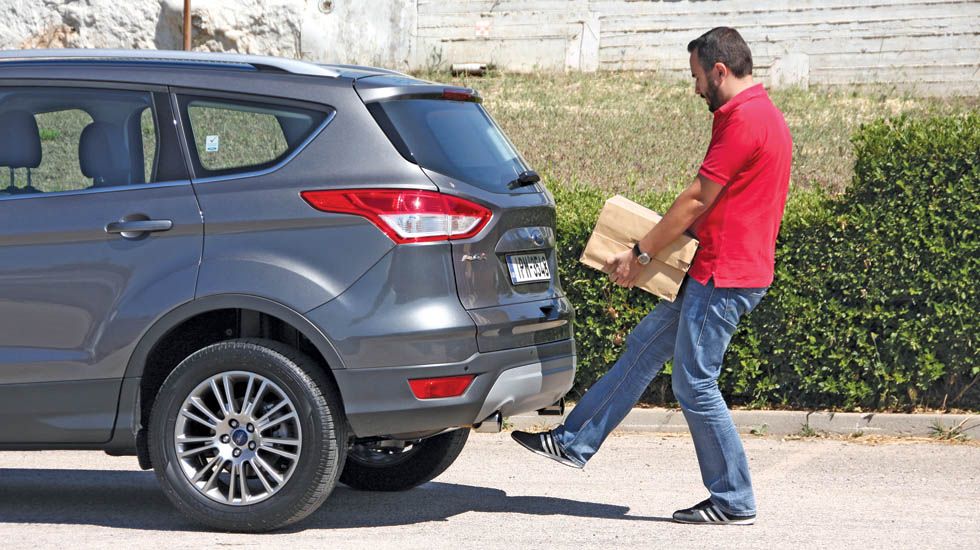 Στο Kuga προσφέρεται  μηχανισμός για αυτόματο άνοιγμα της πίσω πόρταςμε την κίνηση του ποδιού, αν τα χέρια είναι δεσμευμένα.