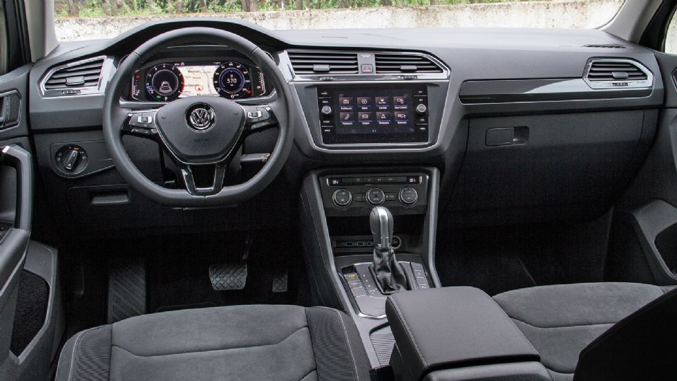 Το εσωτερικό του VW Tiguan είναι πρακτικό και εργονομικό. Η μεγάλη, έγχρωμη οθόνη αφής είναι το βασικό όπλο προσέγγισής του προς το νεανικό κοινό.