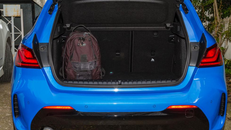Με 380 λτ. χωρητικότητα πορτ-μπαγκάζ, η Σειρά 1 της BMW κατατάσσεται στο κάτω άκρο του μέσου όρου της κατηγορίας.