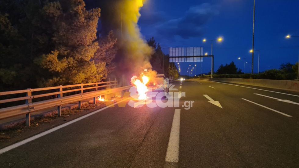 Ολοκαίνουργια BMW 216d (diesel) άρπαξε φωτιά στην Εθνική Οδό [+videos]