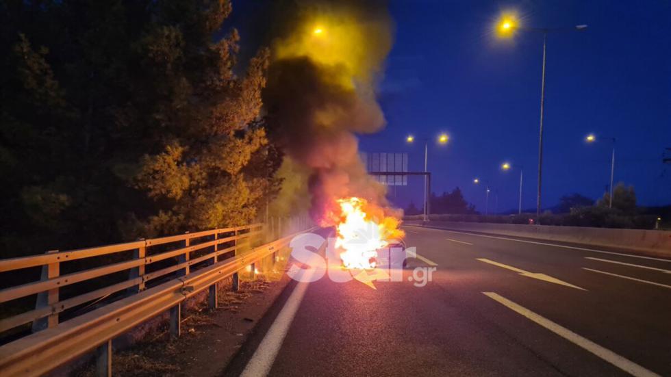 Ολοκαίνουργια BMW 216d (diesel) άρπαξε φωτιά στην Εθνική Οδό [+videos]