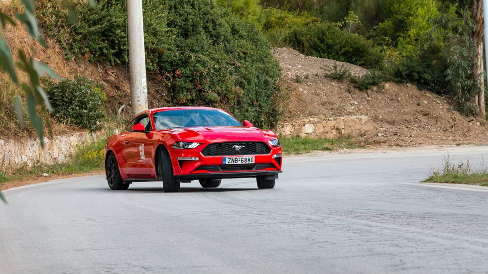 Η Mustang είναι ιδιαίτερα ευχάριστη ως GT αυτοκίνητο σε μεγάλα ταξίδια, προσφέροντας παράλληλα και μεγάλες δόσεις οδηγικής ικανοποίησης σε πιο σπορτίφ ρυθμούς.