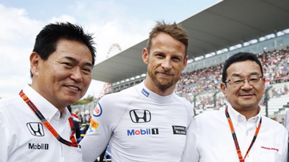 Δείτε πως τελικά ο Ron Dennis έψησε τον Button να παραμείνει στην ενεργό δράση και στην ομάδα της McLaren. 