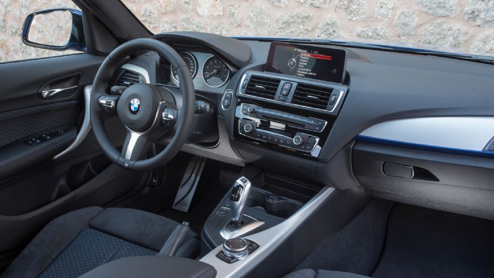 Με μικρές αισθητικές πινελιές και πλουσιότερο στάνταρ εξοπλισμό, έρχεται το εσωτερικό της ανανεωμένης BMW Σειρά 1.