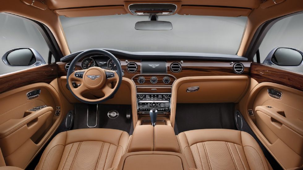 Για το εσωτερικό, η Bentley μας επιφυλάσσει 24 δερμάτινες αποχρώσεις και 13 ξύλινες επενδύσεις. Νέο είναι και το σύστημα infotainment που διαθέτει 8άρα οθόνη αφής και χώρο αποθήκευσης 60 GB.