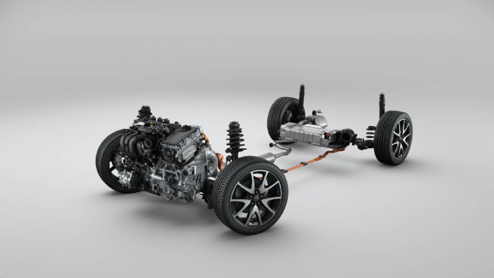 Το Yaris φέρει το νέο υβριδικό σύστημα 4ης γενιάς της Toyota, που συνδυάζει ένα νέο 1.500άρη 3κύλινδρο θερμικό κινητήρα 91 ίππων, με θερμική απόδοση της τάξης του 40%, με ένα ηλεκτροκινητήρα, μια μπατ