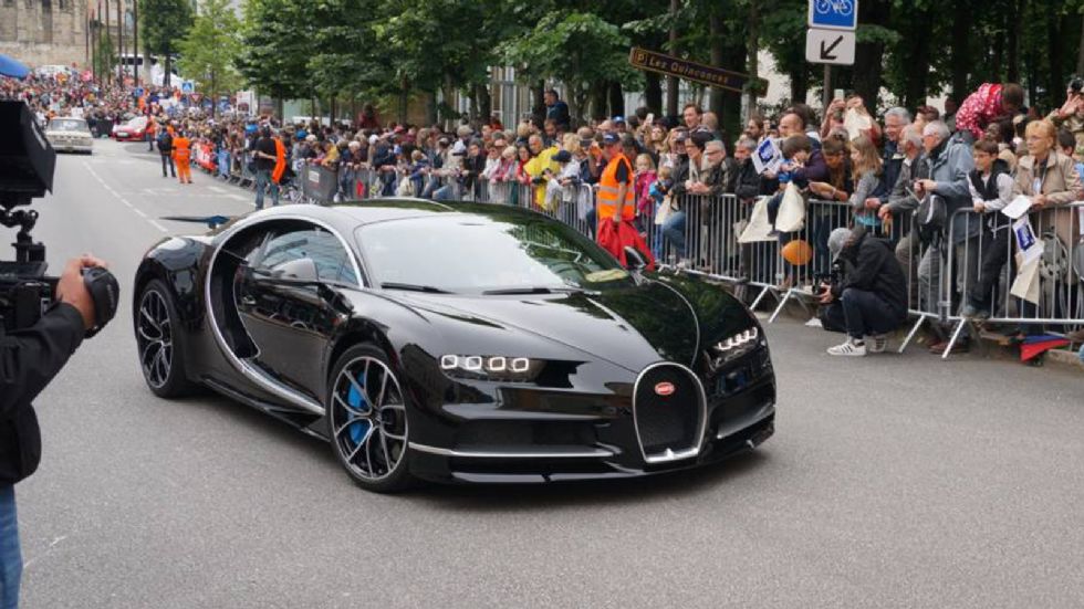 Παρόλο που η τιμή της Bugatti Chiron ξεκινάει από τα 2,4 εκατομμύρια ευρώ, ήδη τα 200 από τα συνολικά 500 αντίτυπα έχουν «καπαρωθεί». Η πρώτη Chiron θα παραδοθεί στον ιδιοκτήτη της το φθινόπωρο.