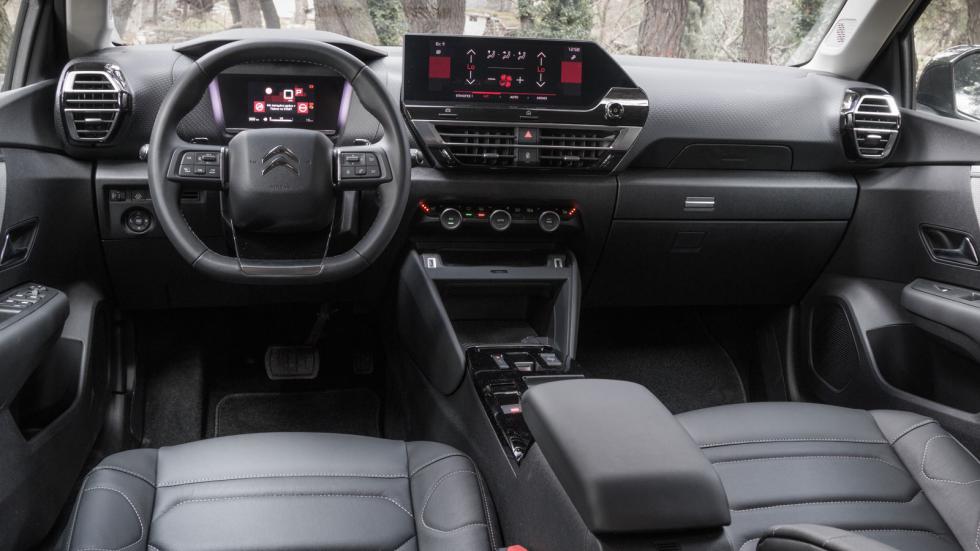 Το C4 έχει ένα hi-tech χαρακτήρα στο εσωτερικό του, με στάνταρ 10άρα οθόνη, ψηφιακό πίνακα οργάνων και στοιχεία όπως, το head up display και η ασύρματη φόρτιση κινητού.