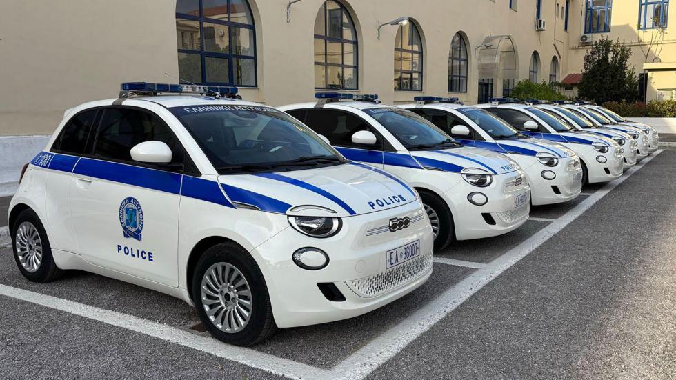 Fiat 500e: Δέκα στιλάτα ιταλικά μίνι με τα χρώματα της ΕΛ.ΑΣ. και αυτονομία στην πόλη πάνω από 300 χλμ.