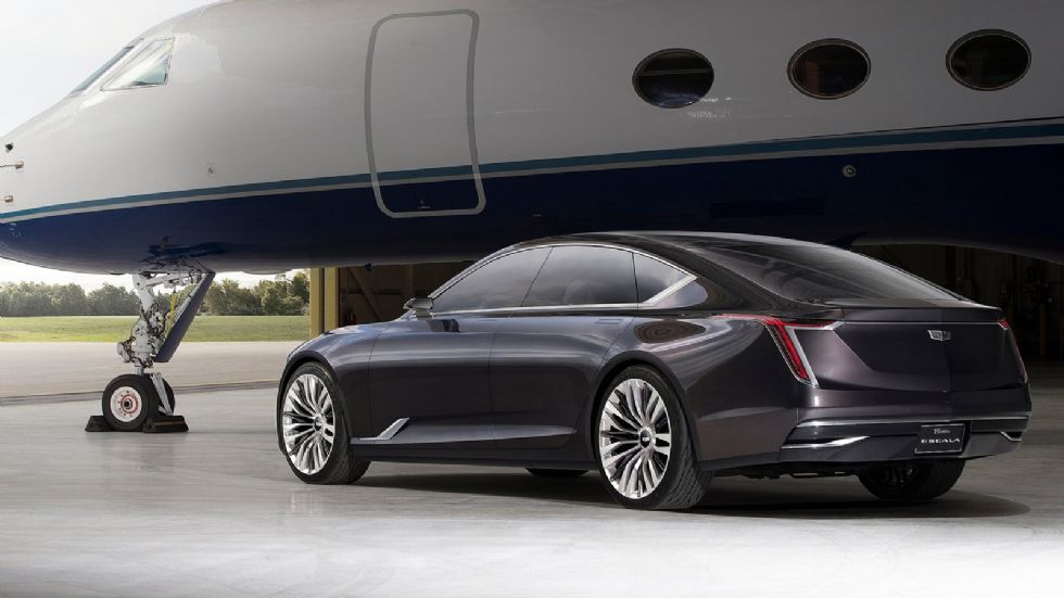 Η Cadillac Escala, με μήκος 5.347 χλστ., έχει χτιστεί στην πισωκίνητη πλατφόρμα με την CT6, ενώ η σχεδίαση του τρίτου όγκου της, της δίνει μια «coupe-sedan» αίσθηση και την κάνει να μοιάζει με μοντέλα