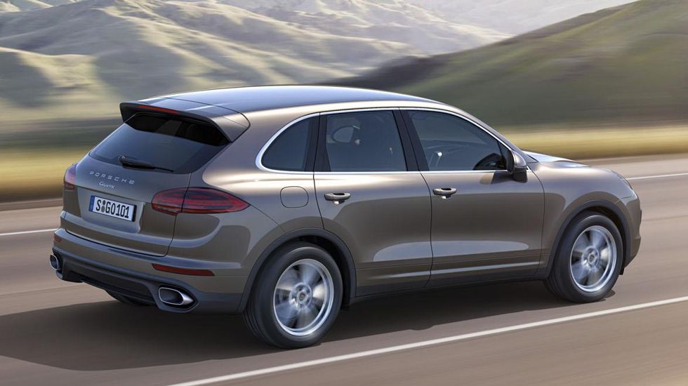 Η Porsche Cayenne κάνει το 0-100 χλμ./ώρα σε 7,7 δλ. και έχει τελική ταχύτητα 230 χλμ./ώρα.