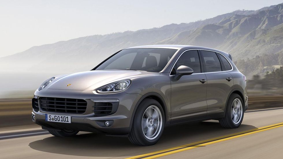 Η entry-level Porsche Cayenne φέρει το V6 σύνολο των 3,6 λίτρων απόδοσης 300 ίππων, το οποίο συνεργάζεται με το νέο 8άρι αυτόματο κιβώτιο Tiptronic S.