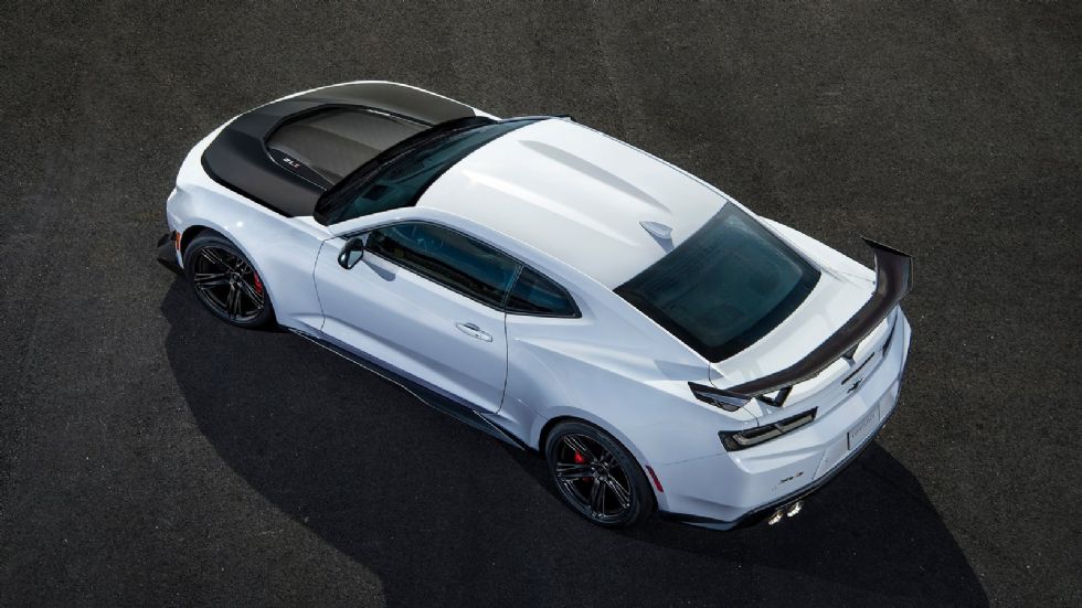 Στο νέο body kit περιλαμβάνονται η ευμεγέθης carbon αεροτομή και τα αεροδυναμικά βοηθήματα του εμπρόσθιου τμήματος, που βοηθούν στη δημιουργία περισσότερης κάθετης δύναμης.