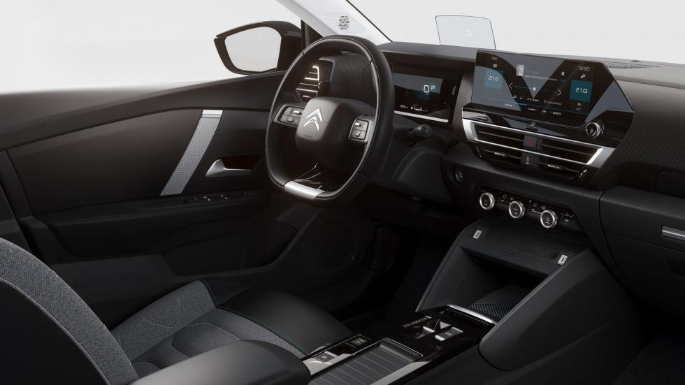 Το εσωτερικό του C4 C-Cross είναι μοντέρνο, χωρίς σχεδιαστικές «φλυαρίες», περιττά κουμπιά και ανούσιες φανφάρες. Τα... προεδρικά καθίσματα Advanced Comfort ξεχωρίζουν, ενώ το ταμπλό αποπνέει έναν hig