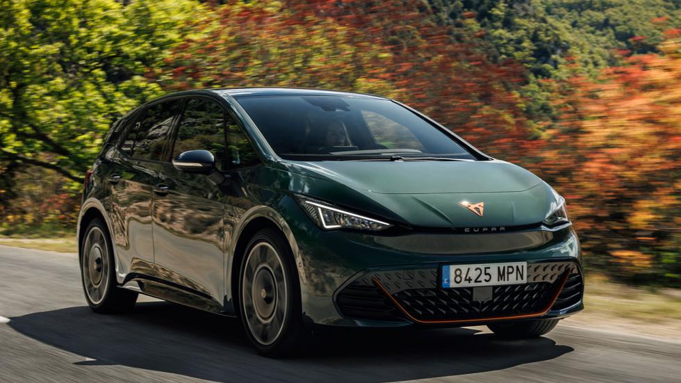 Στο Born, ακολουθώντας τις ίδιες αρχές, οι σχεδιαστές θέλησαν λόγω του ηλεκτρικού χαρακτήρα να συνδυάσουν τεχνολογική καινοτομία με συναισθηματική απήχηση.