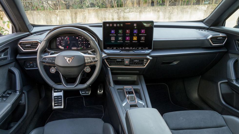 Το εσωτερικό του Cupra Formentor VZ είναι πολύ καλό ποιοτικά και έχει premium φινίρισμα και συναρμογή. Συνδυάζεται με μπρονζέ πινελιές που χαρακτηρίζουν όλα τα μοντέλα της Cupra αλλά και σπορ στοιχεία