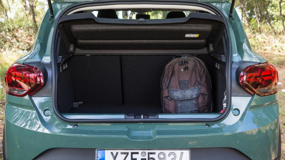 ¶νετο πίσω κάθισμα και μεγάλος χώρος αποσκευών (410 λτ.) τονίζουν την πρακτικότητα του μικρού ρουμάνικου crossover.