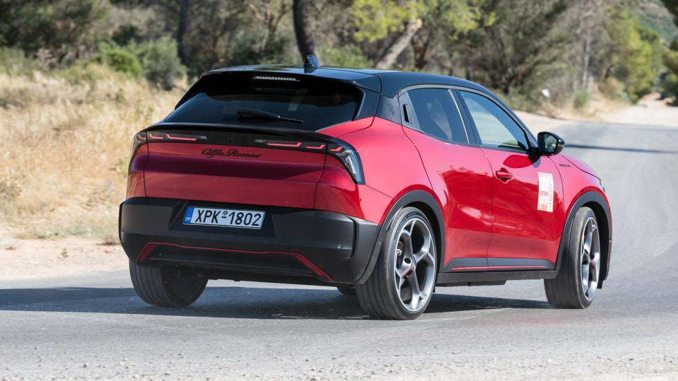 Δε γίνεται να μην την ξεχωρίσεις. Η Alfa Romeo Junior Elettrica Veloce δείχνει αμέσως τη δύναμη που κρύβει κάτω από το ιταλικό design.