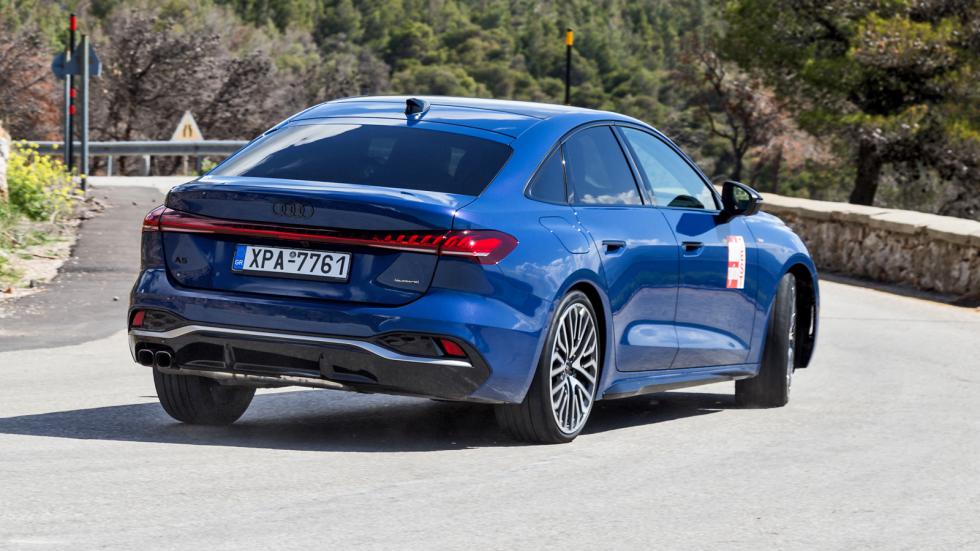 Το νέο Audi A5 σεντάν ξεπερνά τα 4,8 μέτρα σε μήκος και κερδίζει αμέσως τις οπτικές εντυπώσεις συνδυάζοντας το premium ύφος με το δυναμισμό. 