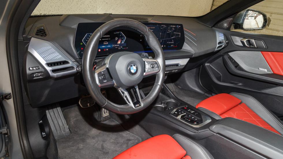 Το εσωτερικό της νέας BMW Σειρά 1 ξεχωρίζει για την premium υλοποίηση και τη μοντέρνα σχεδίαση, ενώ την προσοχή τραβάει η ενιαία οθόνη BMW Curved Display. 