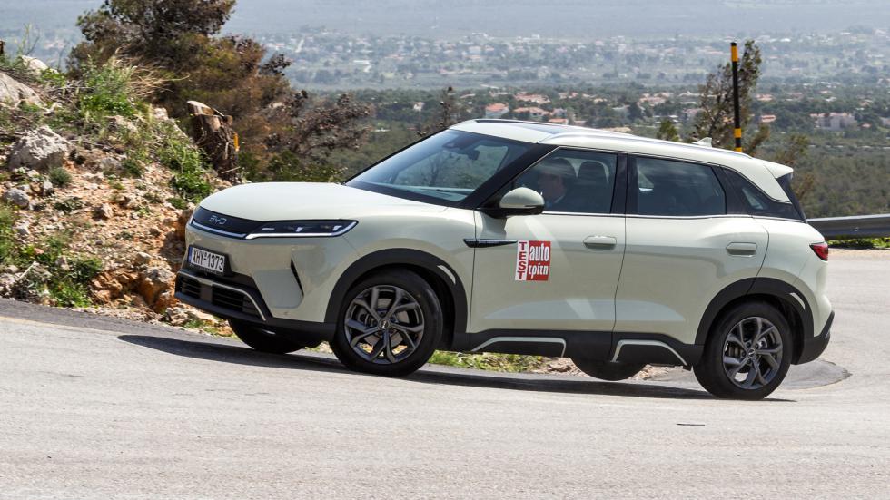 Προτεραιότητά του BYD Atto 2 δεν είναι ο δυναμισμός, αλλά η ευκολία και η άνεση, γιΆ αυτό και το τιμόνι έχει ελαφριά αίσθηση και η ανάρτηση είναι αρκετά μαλακή. 