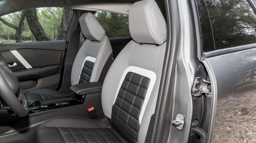 Τα καθίσματα Advanced Comfort έχουν πλέον περισσότερο αφρώδες υλικό και ταυτόχρονα προσφέρουν καλύτερη στήριξη.