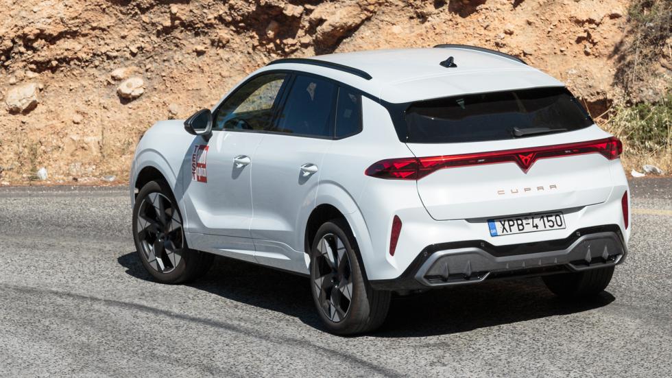 Tο CUPRA Terramar ξεχωρίζει για τα δυναμικά του χαρακτηριστικά και τη διάθεσή του να συμμετέχει ενεργά σε όλη την οδηγική διαδικασία.