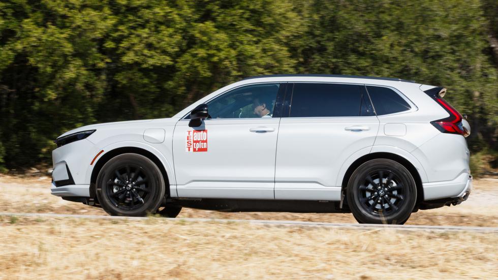 Παρά το ελαφρά πιο σφιχτό set-up, το plug-in υβριδικό CR-V διατηρεί τη γνωστή υψηλή ποιότητα κύλισης και την άνεση στο δρόμο, χάρη στην ηλεκτρονικά ελεγχόμενη ανάρτηση.
