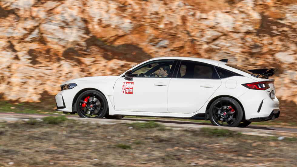 Mε 329 άλογα και 420 Nm ροπής, το νέο Honda Civic Type R είναι το πιο δυνατό που έγινε ποτέ παραμένοντας ικανό να ανεβάζει πολύ γρήγορα στροφές μέχρι τον εθιστικό κόφτη στις 6.500 σ.α.λ..