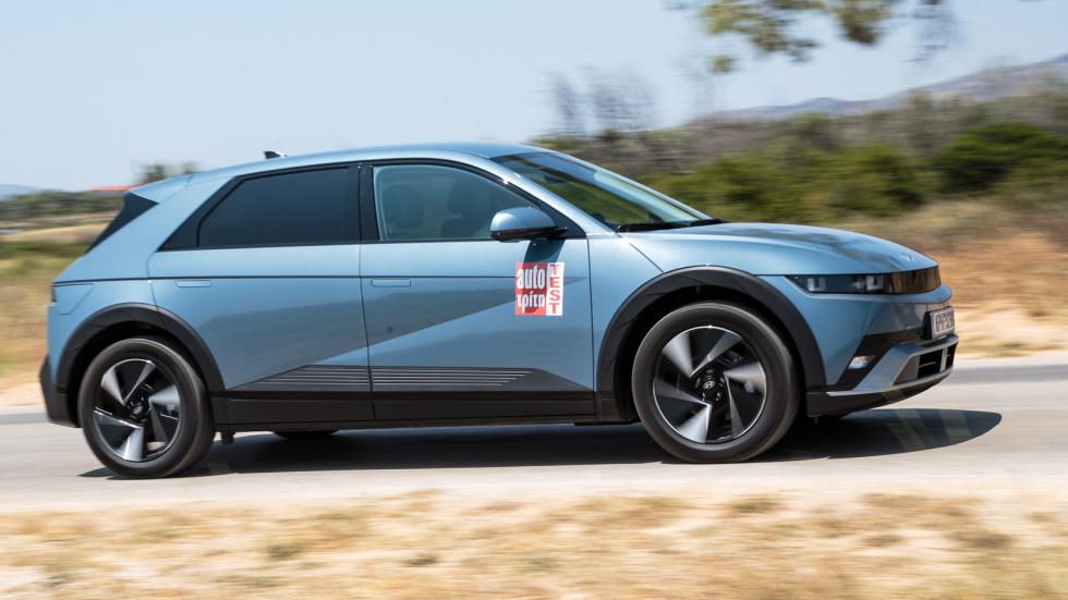 Η οδηγική εμπειρία του ανανεωμένου Ioniq 5 δεν έχει αλλάξει ουσιαστικά, ωστόσο δείχνει πιο «ώριμη» τη στιγμή που η συνολική ποιότητα κύλισης έχει αναβαθμιστεί.