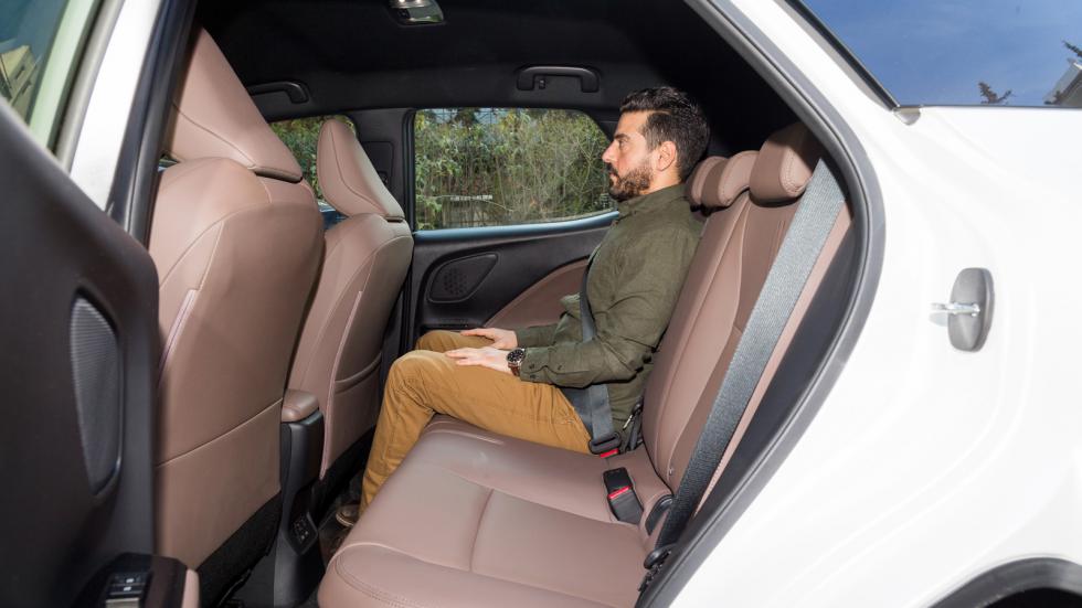 Η καμπίνα του Hyundai i10 είναι πιο ευρύχωρη και από μοντέλα της αμέσως επόμενης κατηγορίας, στο max της κατηγορίας το πορτ-μπαγκάζ των 252 λτ.. 
