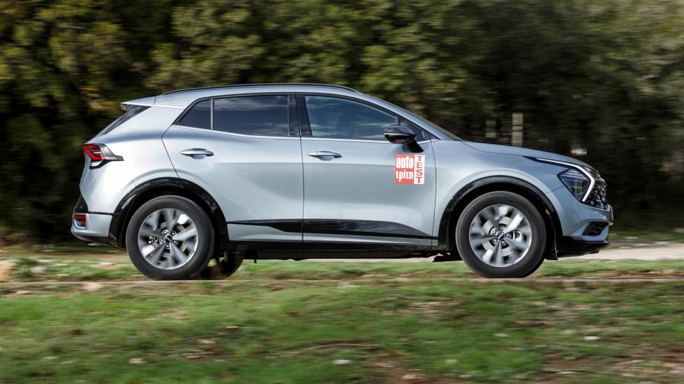 Στα θετικά του υβριδικού Kia Sportage, η ποιότητα κύλισης και η λειτουργία της ανάρτησης, που σε συνδυασμό με τους τροχούς των 18 ιντσών και τα ελαστικά με το λογικό προφίλ (55) υποδέχονται ευγενικά κ