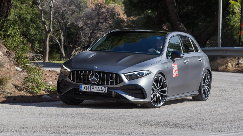 Εμφανισιακά, η ανανεωμένη Mercedes-AMG A 35 4MATIC δεν ξεχνά την καλή της σχεδιαστική ανατροφή. 