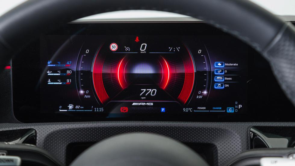 Ξεχωρίζουν οι ανανεωμένες οθόνες του συστήματος ενημέρωσης και ψυχαγωγίας MBUX, το τιμόνι AMG Performance με τα φωτιζόμενα περιστροφικά κουμπιά για επιλογή λειτουργίας και ρύθμισης του ESP, οι κόκκινε