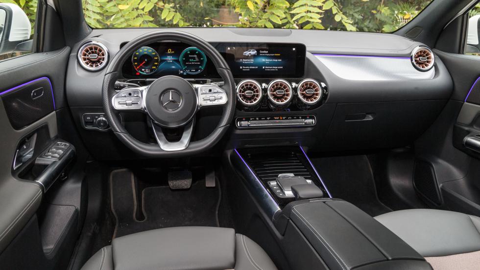 Το εντυπωσιακό design και η πολυτέλεια συνεχίζουν να χαρακτηρίζουν το εσωτερικό της Mercedes EQΑ 250+.
