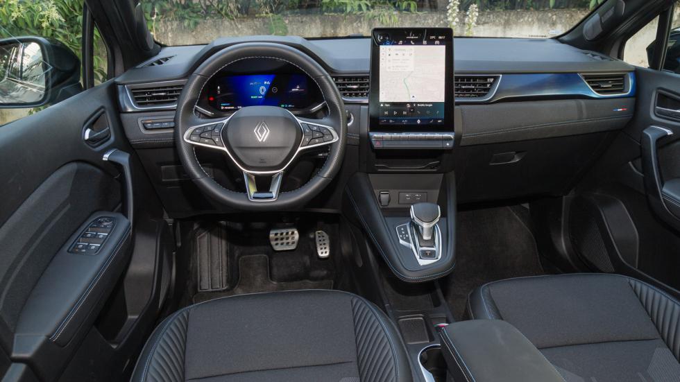 Ποιοτικά, το εσωτερικό του Renault Symbioz είναι πολύ προσεγμένο με μαλακά, αφρώδη υλικά στο ταμπλό, πολύ καλό φινίρισμα και γεροδεμένη συναρμογή.