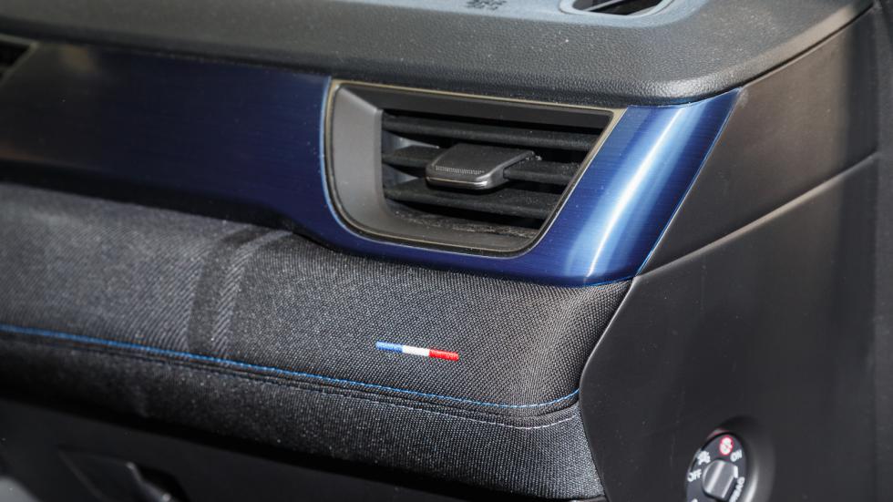 Καλόγουστη η εικόνα του Renault Symbioz, με τα λεπτά LED φώτα, την αιχμηρή μάσκα και την μοντέρνα γραμμή της οροφής στο πίσω μέρος, ειδικά στο γκρίζο χρώμα της κορυφαίας έκδοση Alpine του μοντέλου δοκ