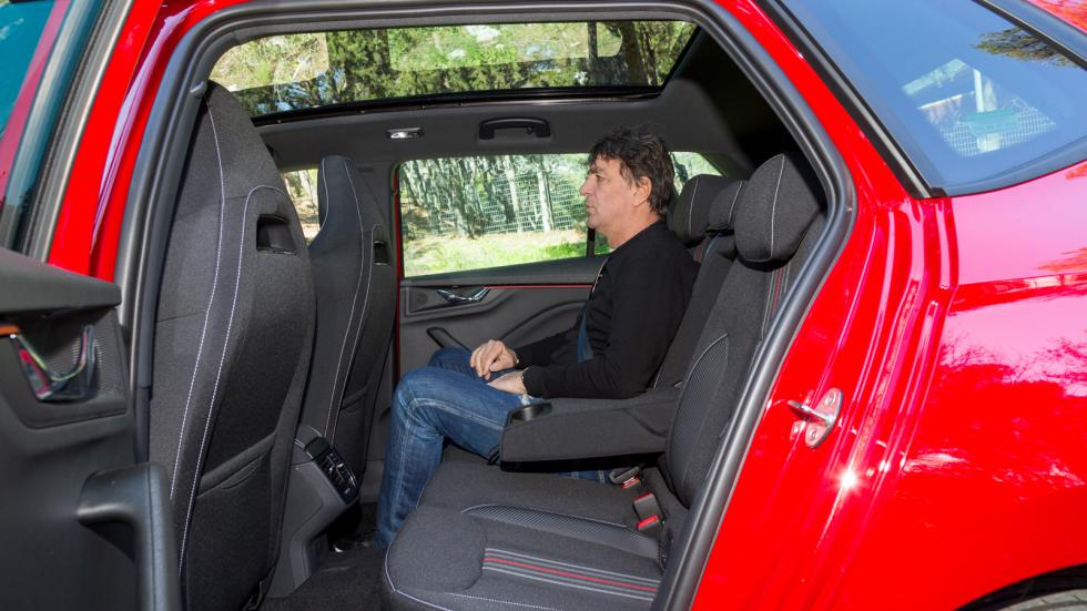 Χωροταξικά δεν έχει αλλάξει κάτι και το Skoda Kamiq παραμένει ένα από τα ευρύχωρα μικρά SUV και μάλιστα με χώρο αποσκευών 400 λίτρων. Η στάνταρ πανοραμική οροφή έχει φέρει περισσότερο φως στην καμπίνα
