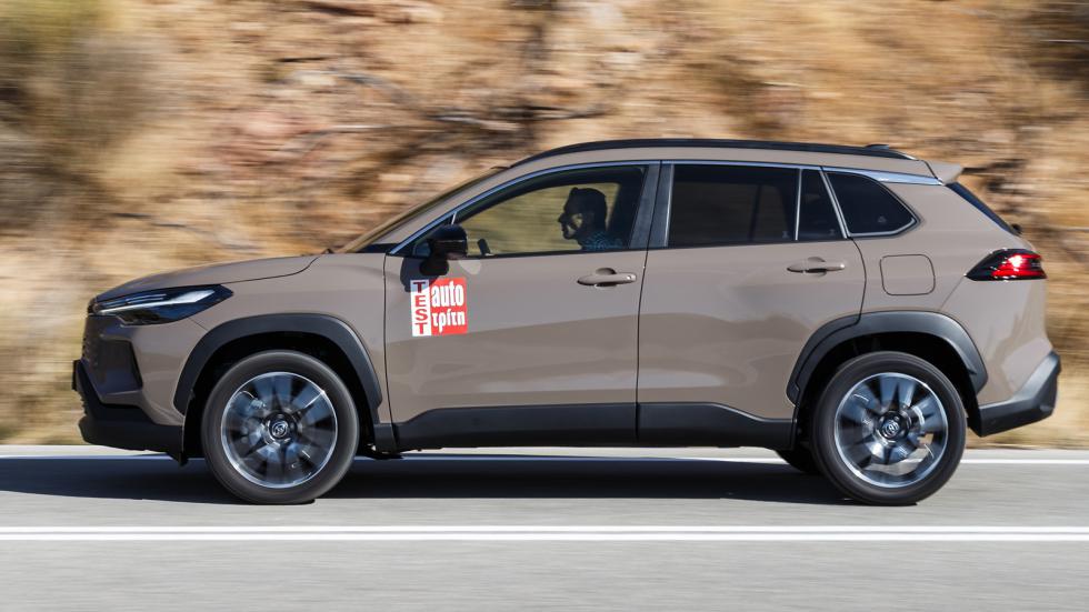 Σύμφωνα με τις μετρήσεις μας η ανανεωμένη Toyota Corolla Cross των 140 ίππων στην ουσία πραγματοποιεί όσα υπόσχεται η ιαπωνική φίρμα με μια μέση κατανάλωση στη διάρκεια της δοκιμής γύρω στα 5 λτ./100 