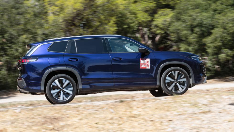 Παρά τα 1.700+ κιλά, το VW Tayron κινείται σβέλτα και χωρίς υπερβολική κατανάλωση χάρη στον εξηλεκτρισμένο 1,5 eTSI EVO 2 κινητήρα, που μπορεί να λειτουργεί και με 2 κυλίνδρους σε συγκεκριμένες συνθήκ