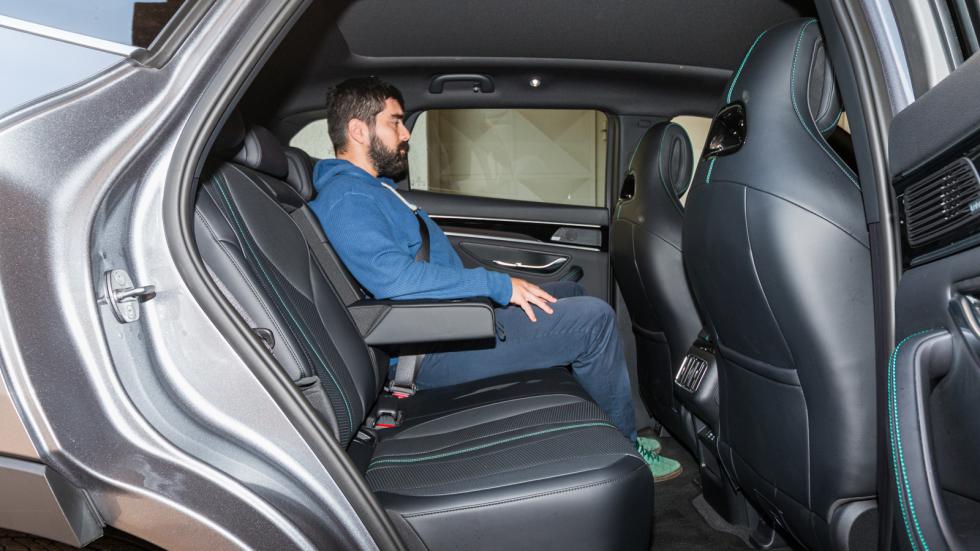 Απλα και άνεση χαρακτηρίζουν τα πίσω καθίσματα του BYD, όπως αποτυπώθηκε στις μετρήσεις χώρων του AutoΤρίτη Test Center.