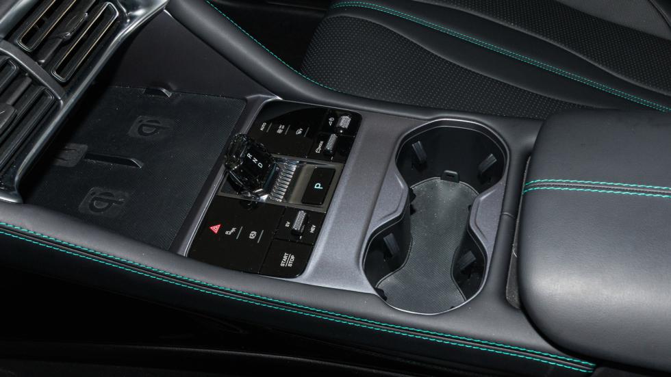 Ο εξοπλισμός έχει πάντα όλα, κοντά στον επιλογέα υπάρχουν οι δυο διακόπτες για επιλογή ηλεκτροκίνησης και προγράμματος λειτουργίας.