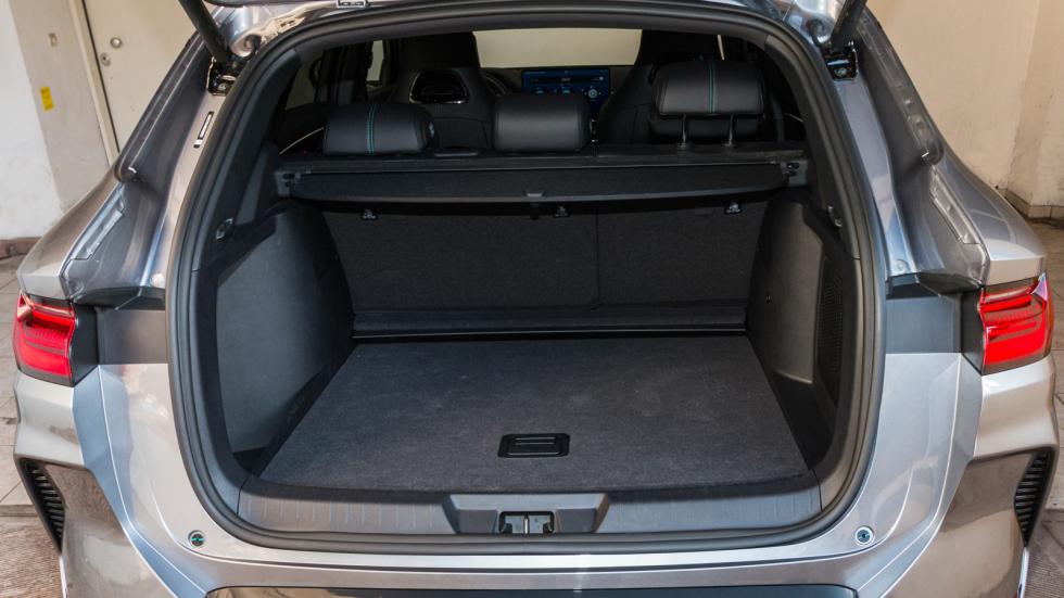 Η απουσία τετρακίνησης «χάρισε» 25 λτ. στο χώρο αποσκευών, ακόμα όμως και με 450 λτ. είναι μικρός για SUV με μήκος σχεδόν 4,8 μ..
