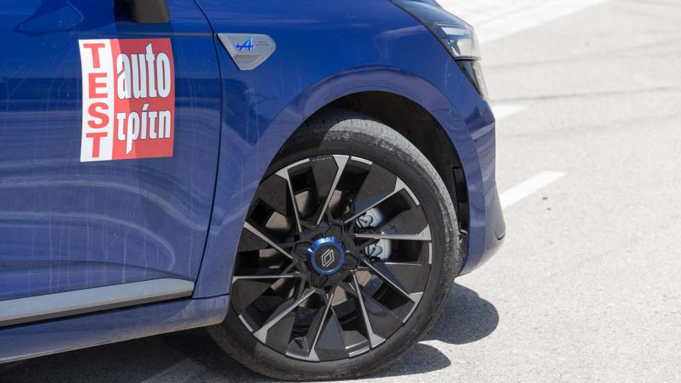 Αρέσει πολύ το νέο στυλ του Renault Clio E-TECH ειδικά σε συνδυασμό με τα σπορτίφ χαρακτηριστικά του μοντέλου της δοκιμής, με το λογότυπο της Alpine στα εμπρός φτερά και το πανέμορφο μπλε χρώμα.