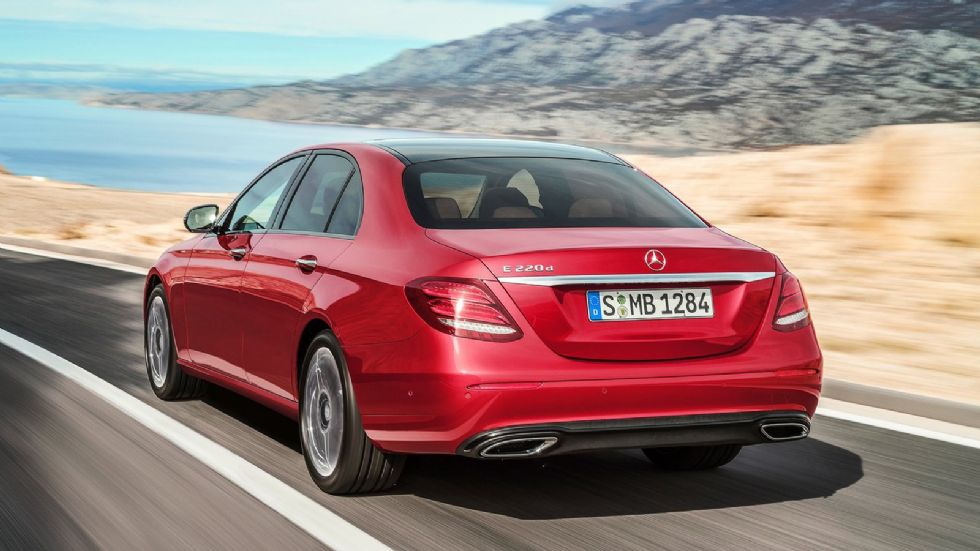 Προς το παρόν, η Mercedes δέχεται παραγγελίες για τη νέα E-Class στη βασική έκδοση E 200 των 184 ίππων, αλλά και για τις πετρελαιοκίνητες E 220d (φωτό) και E 350d των 194 και 258 ίππων.