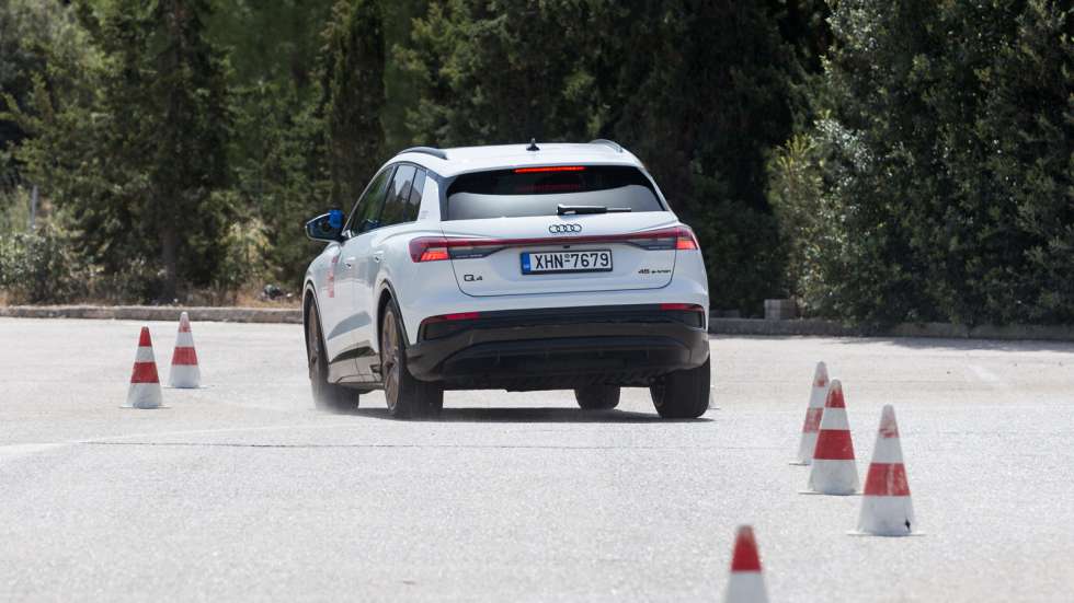 Πάνω από το όριο των 76 χλμ./ώρα το ESP δεν μπορούσε να συγκρατήσει τις αντιδράσεις του αμαξώματος, χωρίς όμως να «ξεκολλάει» απότομα και να προκαλεί… δράμα.