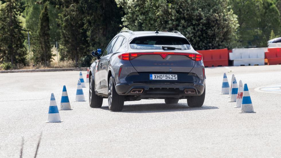 Στα 76 χλμ./ώρα το δυνατό Plug-in Cupra Formentor έβγαλε σε όλες τις αλλαγές πορείας αφήνοντας μια ευχάριστη οδηγική αίσθηση χάρη στο σφιχτό set-up, το χαμηλό προφίλ των ελαστικών που δε «μαγούλιαζαν»