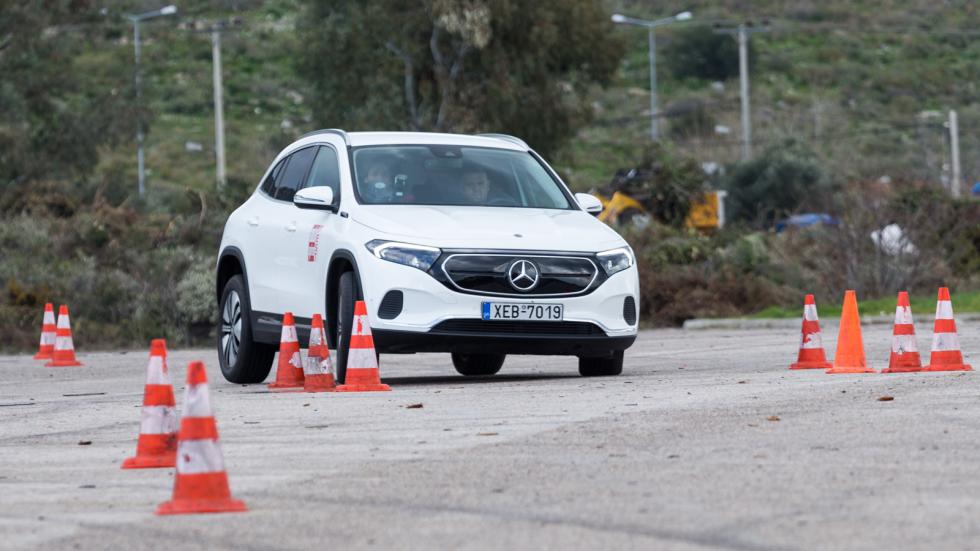 Προοδευτικότητα στις αντιδράσεις και εξαιρετικό σε λειτουργία ESP εξασφαλίζουν στην Mercedes EQA 250 την κορυφαία επίδοση των 73 χλμ./ώρα στη δοκιμασία της αποφυγής κινδύνου.