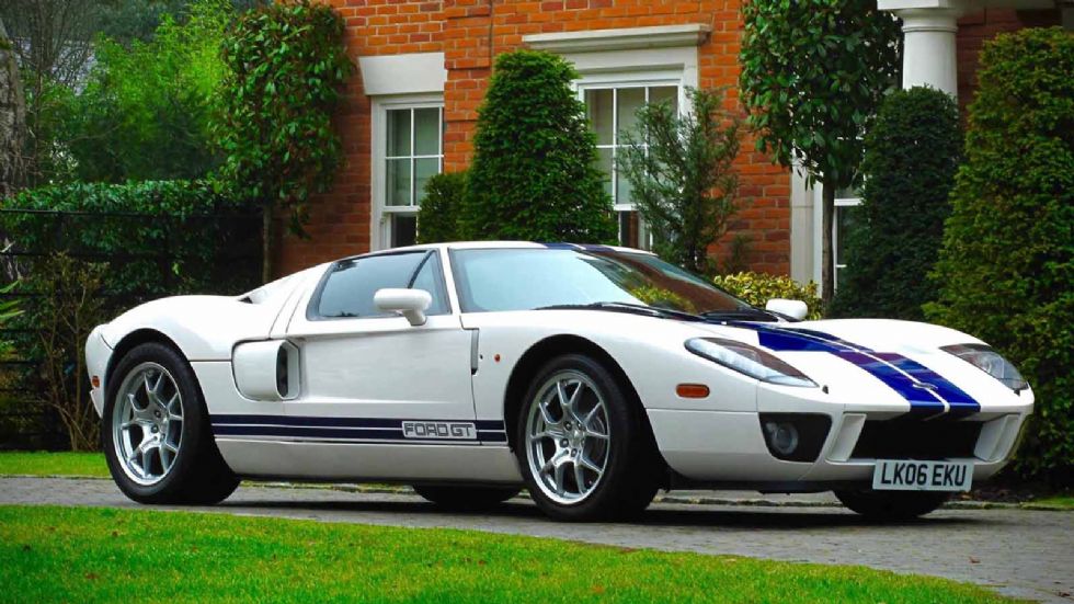 Σχεδιασμός και δύναμη από το Ford GT που εντυπωσιάζουν τα πλήθη.